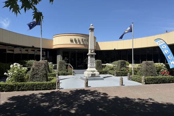 Experience Moe Cenotaph at Moe RSL